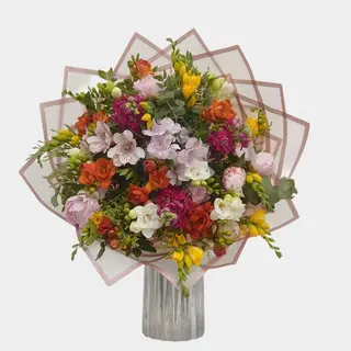 Buchet cadou cu frezii "Boem multicolor"