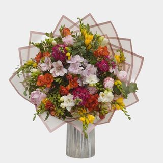 Buchet cadou cu frezii "Boem multicolor"