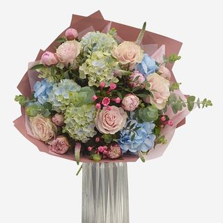 Buchet cadou cu trandafiri "Bomboana de catifea"