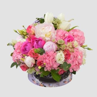 Aranjament in cutie cu bujori, hortensii si lisianthus