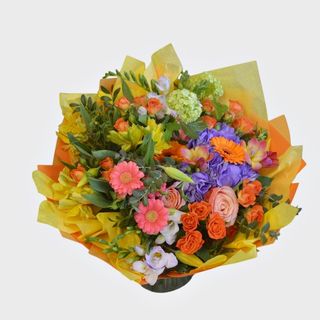 Mangaiere de Vara - buchet cu miniroze, frezii si hortensii