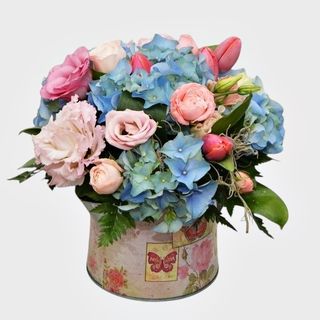 Aranjament cadou stropitoare cu lalele si hortensii