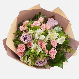 Buchet de flori cu trandafiri si miniroze