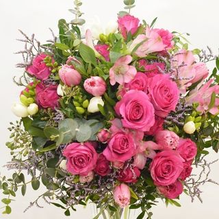 Buchet cadou cu frezii, lalele, trandafiri si alstroemeria