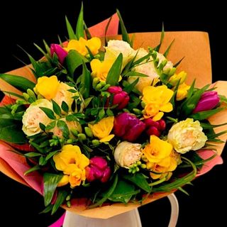 Buchet frezii, lalele si miniroze - Pastel de Vara