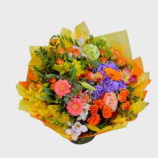 Mangaiere de Vara - buchet cu miniroze, frezii si hortensii