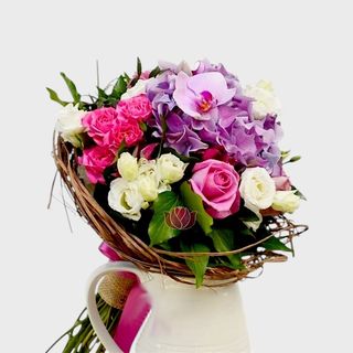 Buchet cadou cu trandafiri hortensii si miniroze