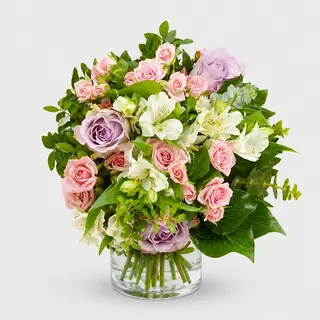 Buchet de flori cu trandafiri si miniroze