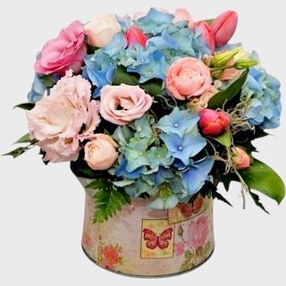 Aranjament cadou stropitoare cu lalele si hortensii