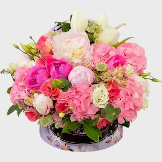 Aranjament in cutie cu bujori, hortensii si lisianthus