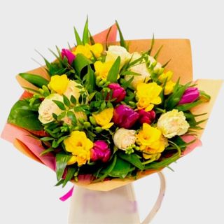 Buchet frezii, lalele​ si miniroze - Pastel de Vara