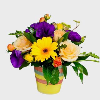 Aranjamentul zilei in culori mov si galben, vasul poate diferi