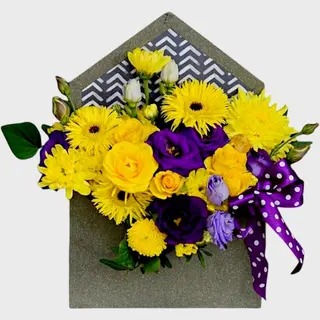 Aranjament floral in plic cu flori galbene si mov