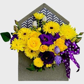 Aranjament floral in plic cu flori galbene si mov