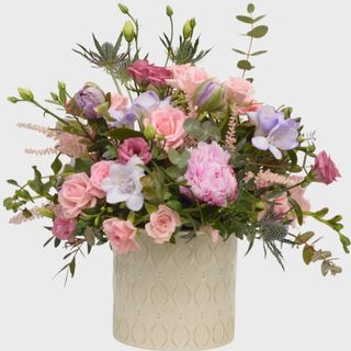 Aranjament floral in cutie, cu flori de primavara “Simfonie in culori”