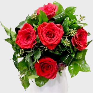 Buchet cu 5 trandafiri rosii