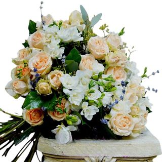 Buchet miniroze si frezii “Diafan si Senzual”