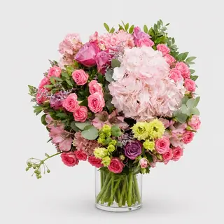 Buchet floral cadou cu miniroze roz si hortensii Love like this