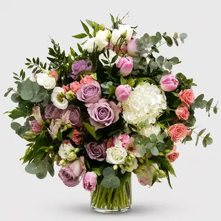 Buchet floral cadou cu trandafiri mov si lalele roz Vis Implinit