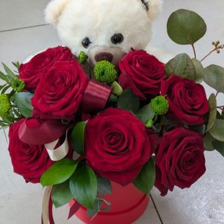 Aranjament trandafiri rosii si ursulet