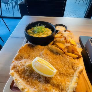 Șnițel de porc cu cartofi proaspeti cu usturoi,salata Coleslaw si sos aioli