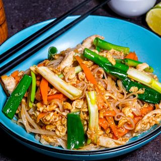 Kids pad thai with chicken