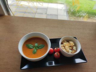 Supa crema de rosii si crutoane