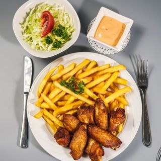 Meniu Aripioare de pui 5 buc, cartofi prajiti pai, salata paine