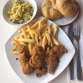 Meniu Crispy de pui 5 buc, cartofi prajiti pai, salata, paine
