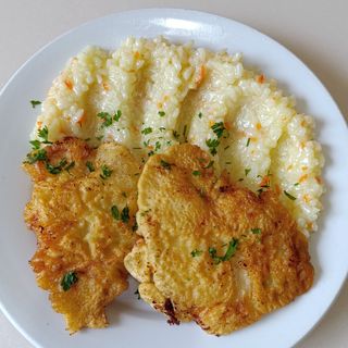 Snitel din piept de pui cu pilaf de orez