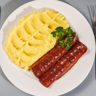 Carnati de porc si cartofi piure