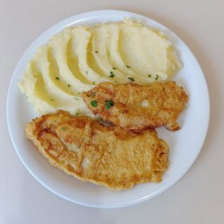 Snitel din piept de pui cu piure de cartofi