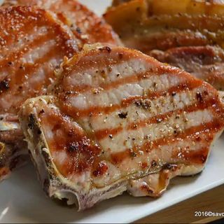 COTLET DE PORC SI CARTOFI PRAJITI