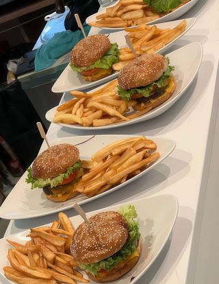 Burger Choice cu cartofi prajiti