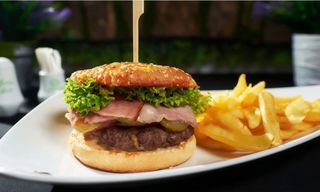 Burger cu bacon cu cartofi prajiti