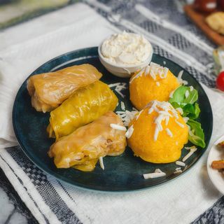 Sarmalute cu mamaliguta si smantana 210 g