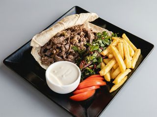 Shaorma de vita cu cartofi prajiti