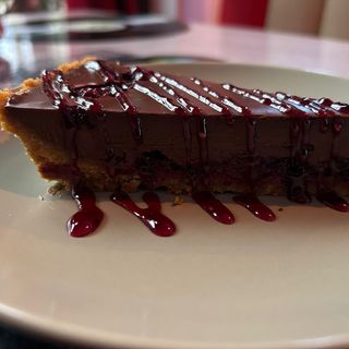 Tarta cu ciocolata neagra si mure.