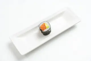 Salmon & avocado Hoso Maki