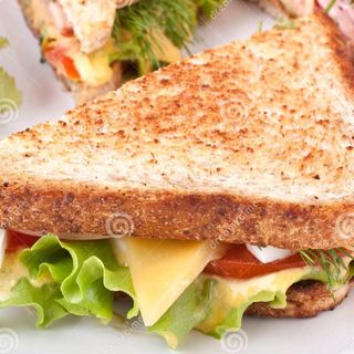 Sandwich cu suncã si salam