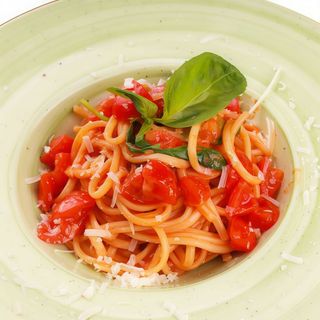 Spaghetti cu rosii cherry si busuioc