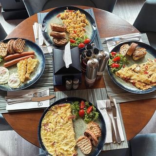 Omletă cu piept de pui şi cremă de brânză