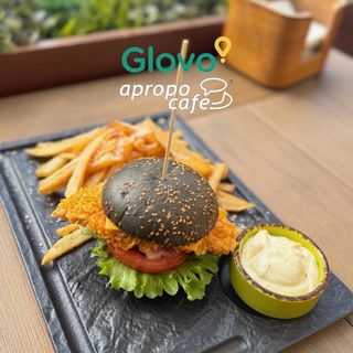 Burger cu pui crispy