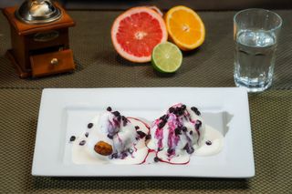 Papanaşi cu smântână și dulceaţă de afine