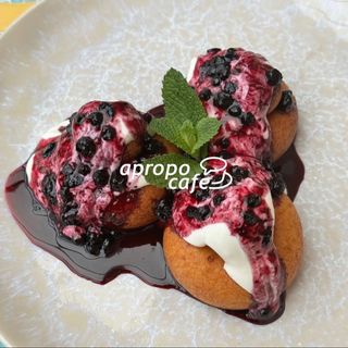 Papanaşi cu smântână și dulceaţă de afine