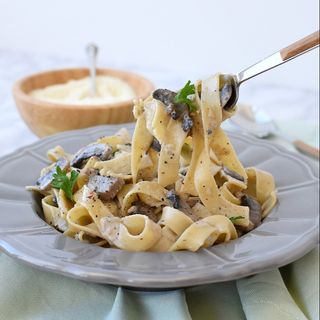 Tagliatelle cu vita si ciuperci de padure