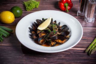Tigaie cu fructe de mare in sos provençale