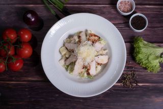 Salată Caesar cu piept de pui