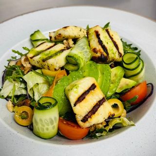 Salata cu Halloumi