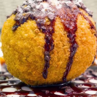 Inghetata prajita cu sos de fructe de padure